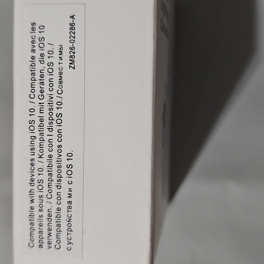Apple EarPods with Lightning Connector - White - Picture 3 of 5